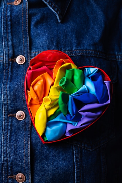 Photo drapeau lgbtq arc-en-ciel en forme de coeur contre le mois de la fierté de fond denim