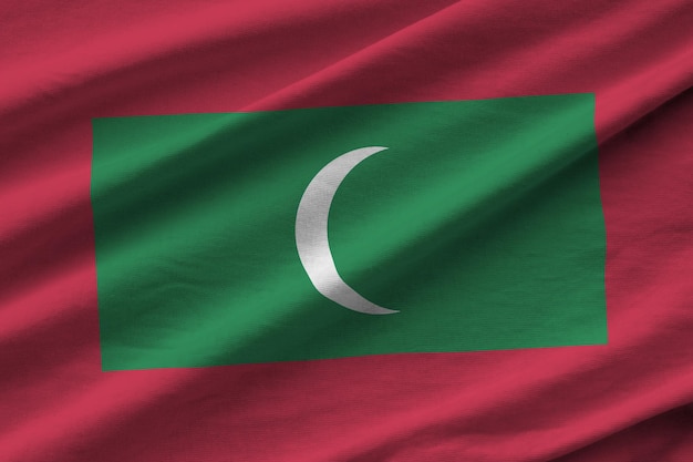 Drapeau des maldives avec de grands plis agitant de près sous la lumière du studio à l'intérieur Les symboles officiels et les couleurs de la bannière