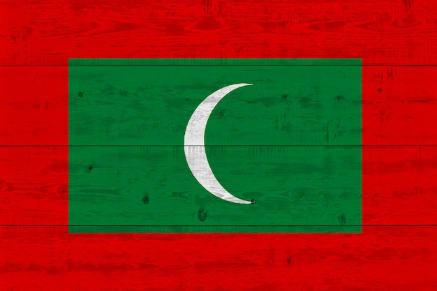 Drapeau des Maldives peint sur une vieille planche de bois