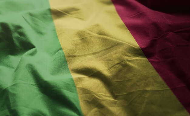 Le drapeau malien est froissé de près