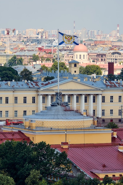 Le drapeau de la marine russe survole l'Amirauté à Saint-Pétersbourg.