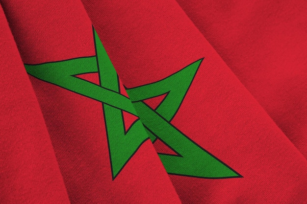Drapeau marocain avec de grands plis agitant de près sous la lumière du studio à l'intérieur Les symboles officiels et les couleurs de la bannière