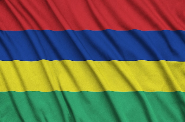 Drapeau mauricien avec beaucoup de plis.