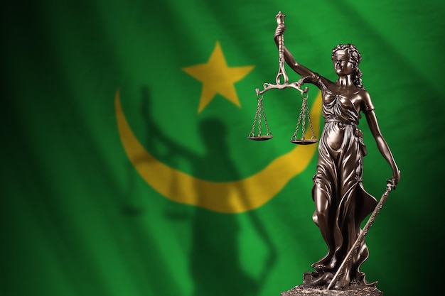 Drapeau mauritanien avec statue de dame justice et balance judiciaire dans une pièce sombre Concept de jugement et de punition