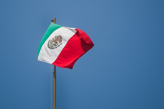 Drapeau mexicain avec ciel bleu