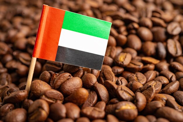 Le drapeau des Émirats arabes unis sur le concept de commerce en ligne d'import-export de grains de café