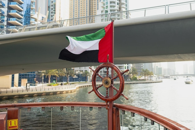 Le drapeau des Émirats arabes unis flotte sur la proue d’un bateau de plaisance