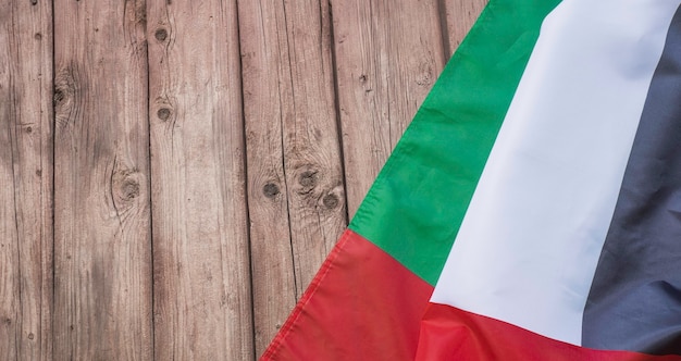 Drapeau des Émirats arabes unis et place pour le texte sur un fond en bois sombre.