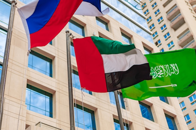 Drapeau des Émirats arabes unis et de la Russie contre la construction