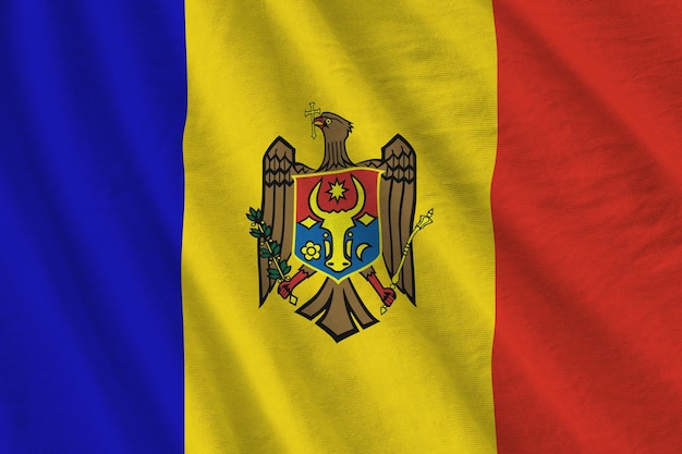 Drapeau de la Moldavie avec de grands plis agitant de près sous la lumière du studio à l'intérieur Les symboles officiels et les couleurs de la bannière