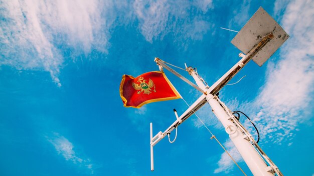 Le drapeau monténégrin au vent sur le mât du navire