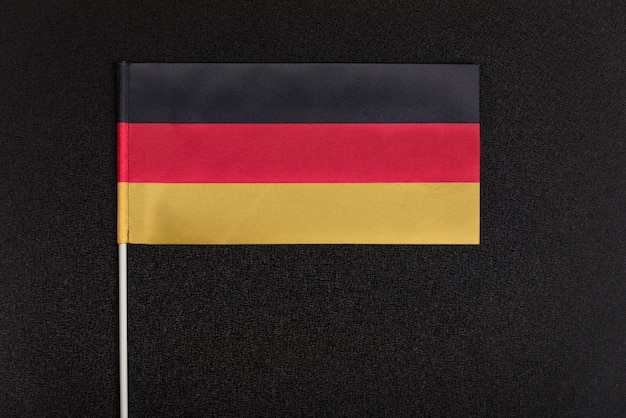 Drapeau national de l'Allemagne sur fond noir. Symboles nationaux de l'Allemagne