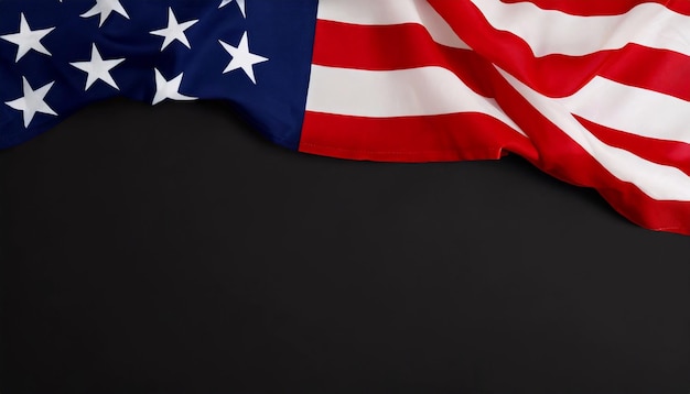 Drapeau national américain en tissu de soie sur fond noir.
