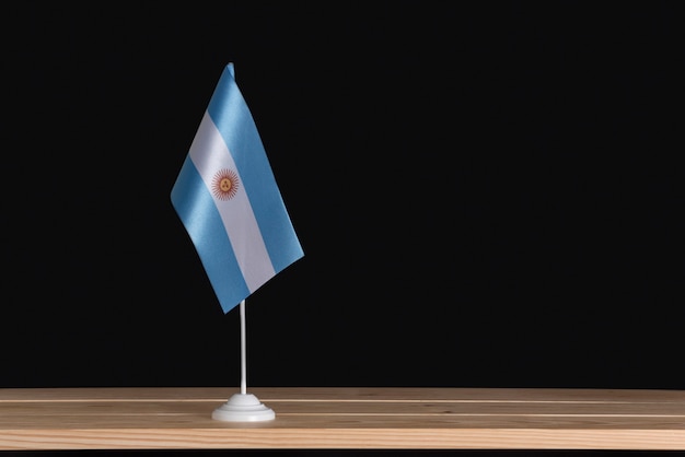 Drapeau national de l'Argentine sur une table