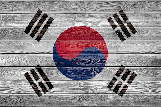 Le drapeau national de la Corée du Sud est peint sur un camp de planches paires clouées avec un clou. Le symbole du pays.