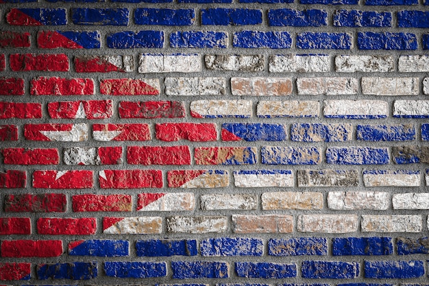 Photo drapeau national de cuba sur un vieux mur de briques