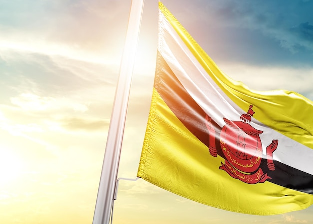 Drapeau national du Brunei agitant dans un beau ciel