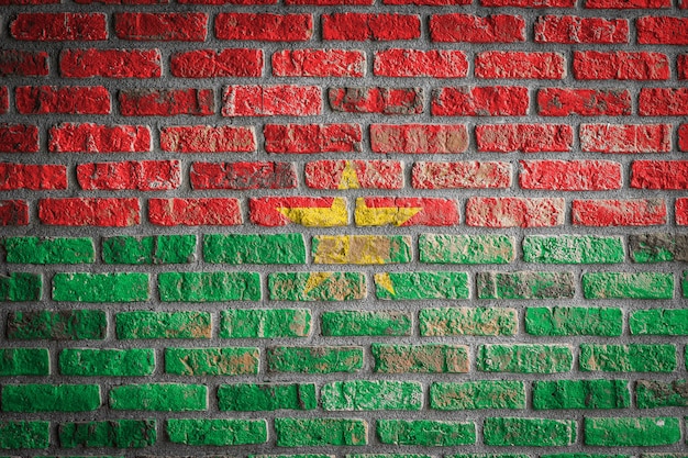 Drapeau national du Burkina Faso sur un vieux mur de briques