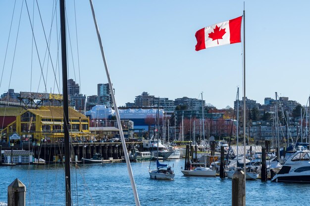 Drapeau national du Canada et marina de Vancouver Marché public de Granville Island