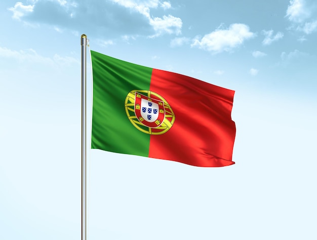 Drapeau national du Portugal agitant dans un ciel bleu avec des nuages Illustration 3D du drapeau du Portugal