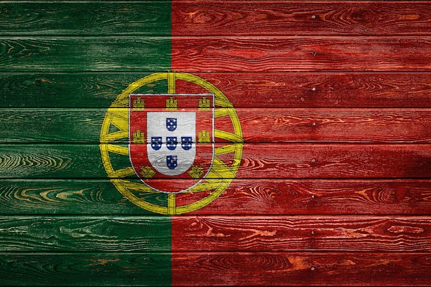 Le drapeau national du Portugal est peint sur un camp de planches paires clouées avec un clou. Le symbole du pays.