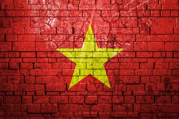 Drapeau national du Vietnam sur le mur de briques. Le concept de fierté nationale et symbole du pays.