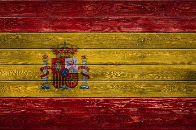 Le drapeau national de l'Espagne est peint sur un camp de planches paires clouées avec un clou. Le symbole du pays.