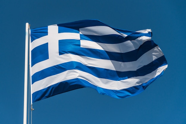 Drapeau national de la Grèce ondulant sur le vent