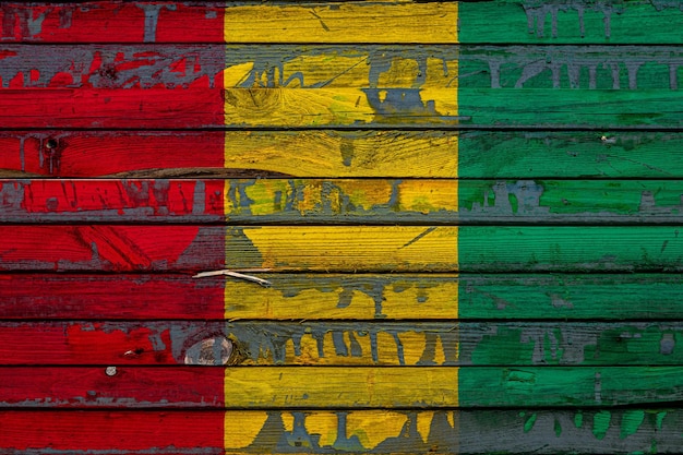 Le drapeau national de la Guinée est peint sur des planches inégales Symbole du pays