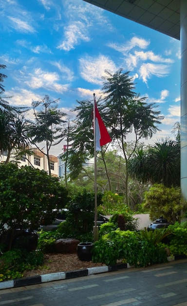 Drapeau national indonésien à l'entrée d'un immeuble