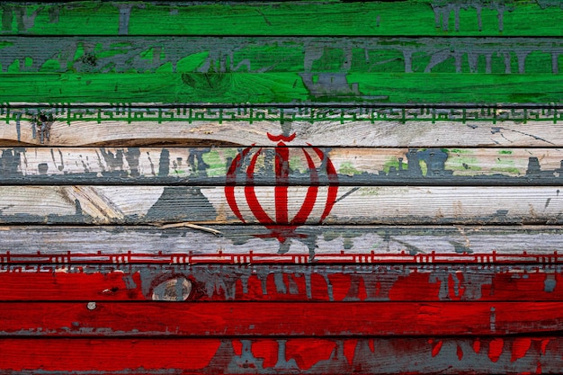 Le drapeau national de l'Iran est peint sur des planches inégales Symbole du pays
