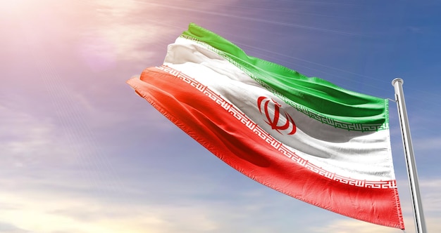 Le drapeau national iranien agite dans un beau ciel