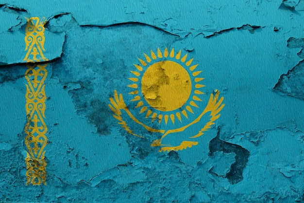 Drapeau national peint du Kazakhstan sur un mur de béton