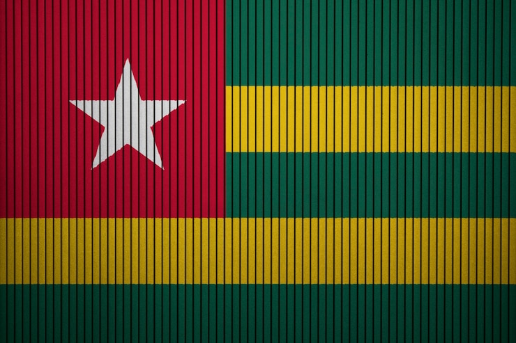 Photo drapeau national peint du togo sur un mur de béton