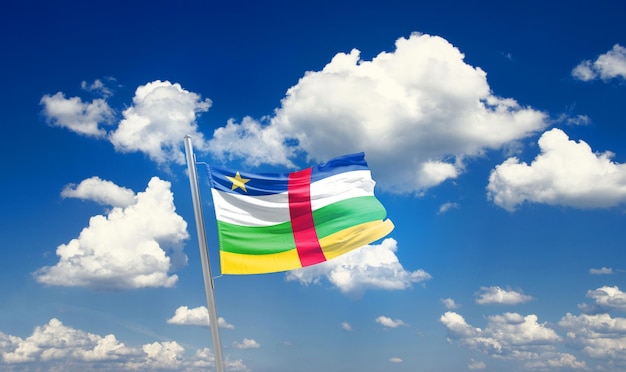 le drapeau national de la République centrafricaine flottant dans le ciel