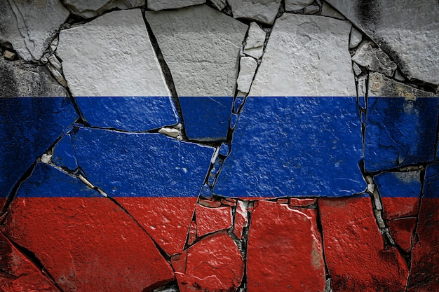 Drapeau national de la Russie représentant en couleurs de peinture sur un vieux mur de pierre. Bannière de drapeau sur fond de mur cassé.