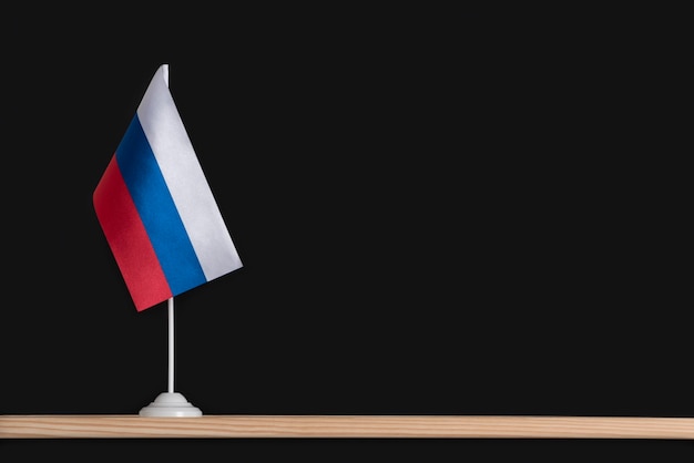 Drapeau national de la Russie sur une table