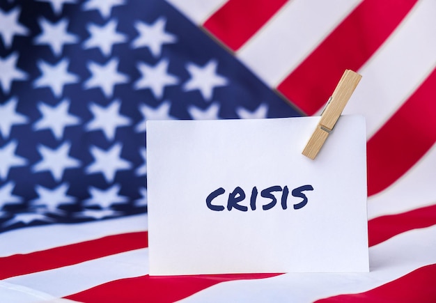 Le drapeau national des États-Unis Drapeau américain et texte de message de note papier crise de l'inflation de la faim dans le monde