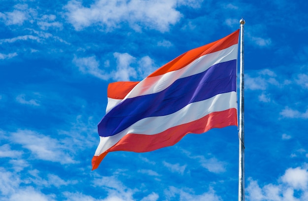 Drapeau national de la Thaïlande sur le mât de drapeau sur fond de ciel