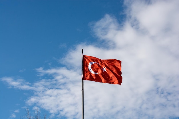 Drapeau national turc avec étoile blanche et lune dans le ciel