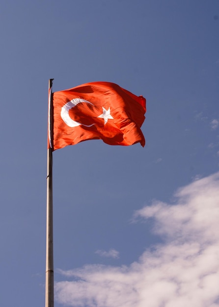 Drapeau national turc avec étoile blanche et lune dans le ciel