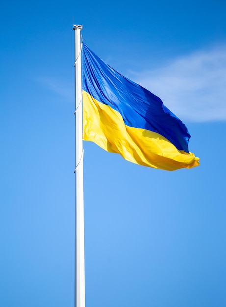 Drapeau national de l'Ukraine contre le ciel bleu