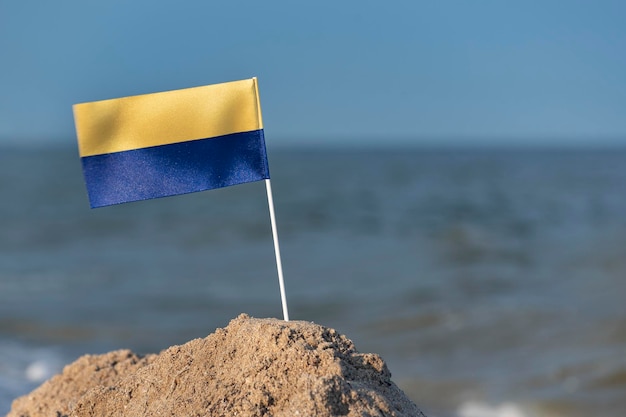 Drapeau national de l'Ukraine sur fond de mer Drapeau bleu et jaune