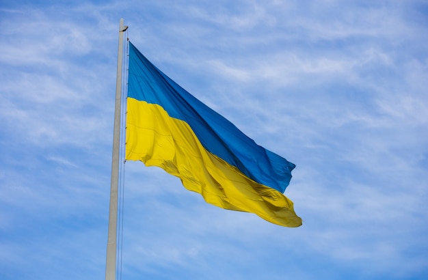 Drapeau national de l'Ukraine indépendante dans le vent