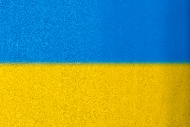 Un drapeau national ukrainien bleu et jaune peint sur le mur