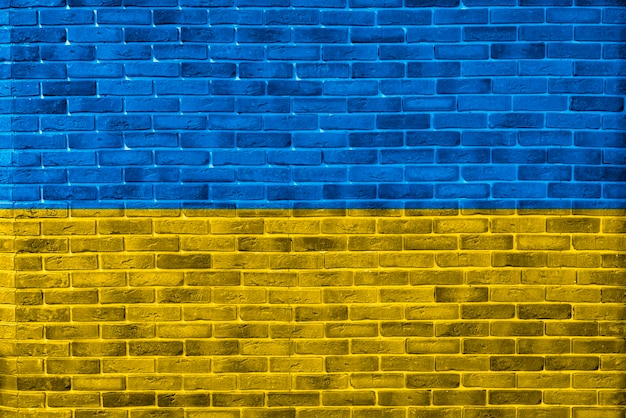 Un drapeau national ukrainien bleu et jaune peint sur le mur