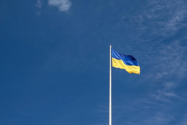 Drapeau national ukrainien sur le fond de ciel bleu