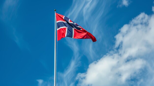 Photo drapeau de la norvège agitant contre le ciel bleu copie de l'espace