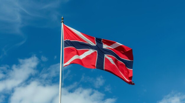 Photo drapeau de la norvège agitant contre le ciel bleu copie de l'espace