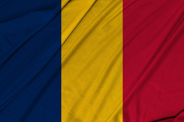 Drapeau ondulant texturé 3d réaliste du Tchad